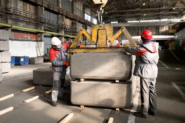 ヘルメット作業員
